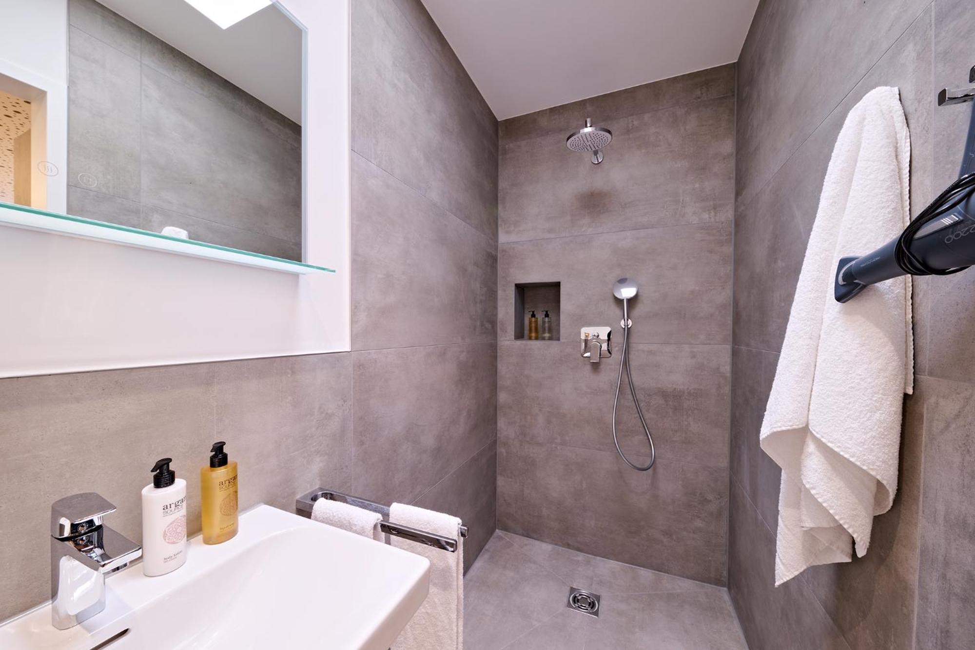Xzllenz Traum Studio-Apartment, Frei-Parken, U-Bahn, Kueche Nuremberg Extérieur photo